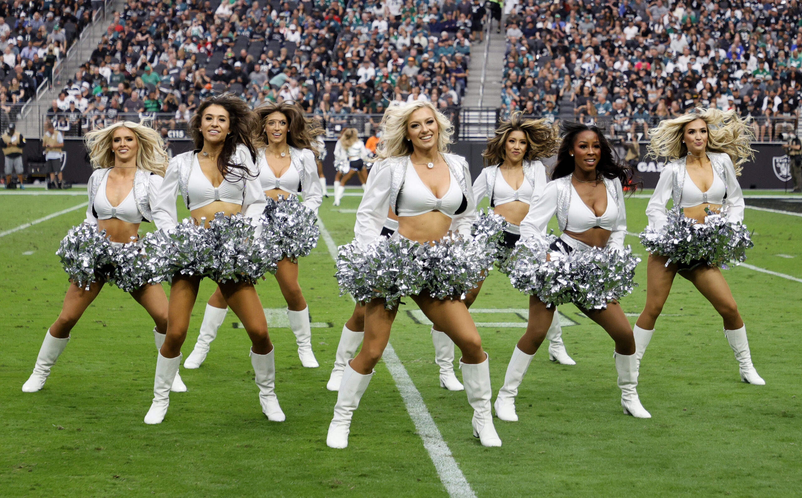 A Dallas Cowboys cheerleader performs against the Philadelphia Eagles  News Photo - Getty Images